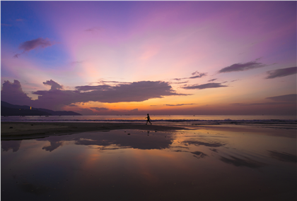 Người đi trong bình minh mùa Thu.