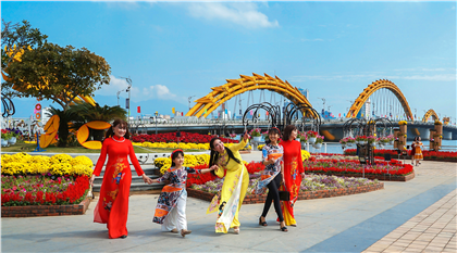xuống phố chiều xuân 